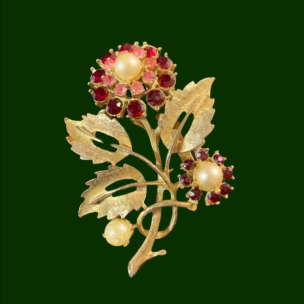 Vintage Brooch Pin with Pearl and Rhinestones in Gold Tone settings